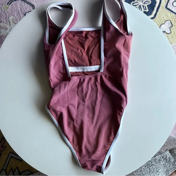 Lainsnow sangria one piece size L - Picture 5 of 5